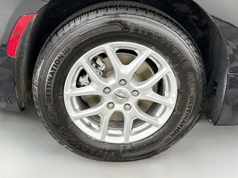 Used 2023 Chrysler Voyager LX image 33