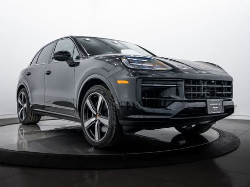 Certified 2025 Porsche Cayenne image 9
