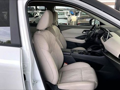 Certified 2025 Nissan Rogue SV image 9