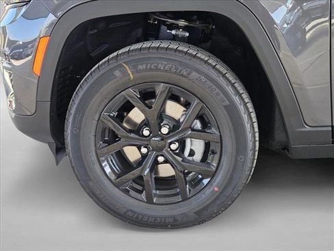 New 2025 Jeep Grand Cherokee Altitude image 10