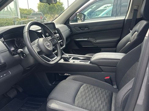 Used 2024 Nissan Pathfinder SV w/ SV Premium Package FWD image 9
