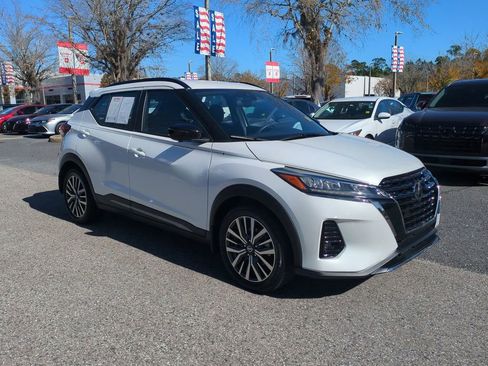 Used 2021 Nissan Kicks SR image 3