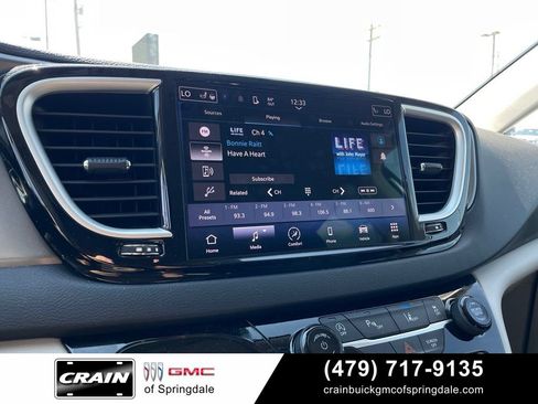 Used 2024 Chrysler Pacifica Touring-L FWD image 16