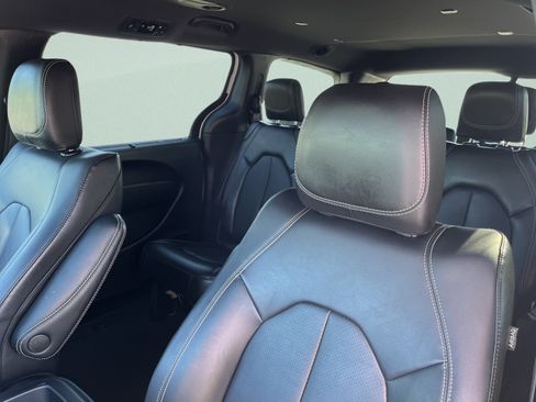 Used 2025 Chrysler Pacifica Select FWD image 9