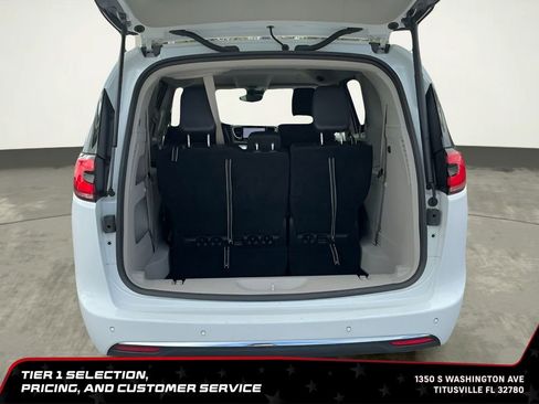 Used 2023 Chrysler Pacifica Touring-L FWD image 17