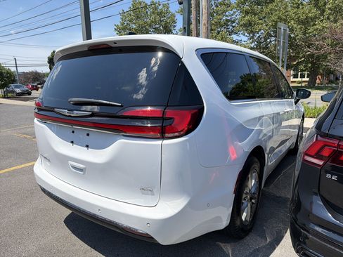 Used 2023 Chrysler Pacifica Touring-L AWD/4WD image 6