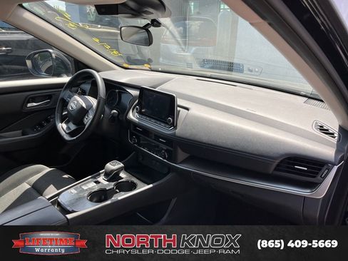 Used 2025 Nissan Rogue SV image 9