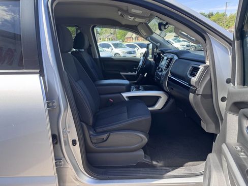 Used 2018 Nissan Titan SV w/ SV Convenience Package image 17