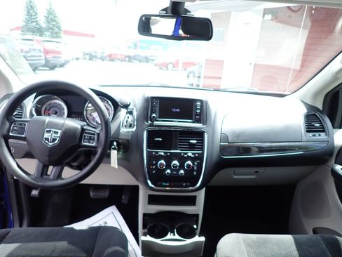 Used 2019 Dodge Grand Caravan SE w/ UConnect Hands-Free Group FWD image 11