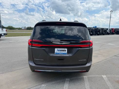 Used 2023 Chrysler Pacifica Limited FWD image 4