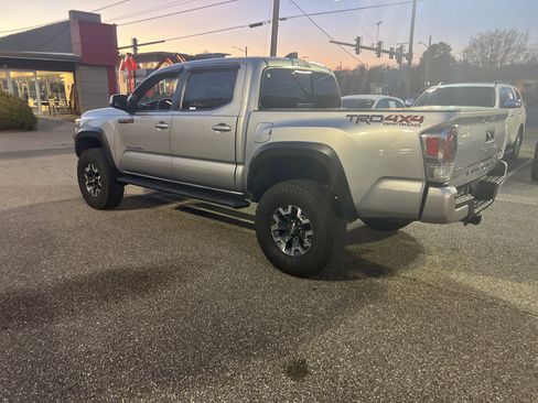 Used 2020 Toyota Tacoma TRD Off-Road w/ Technology Package image 8