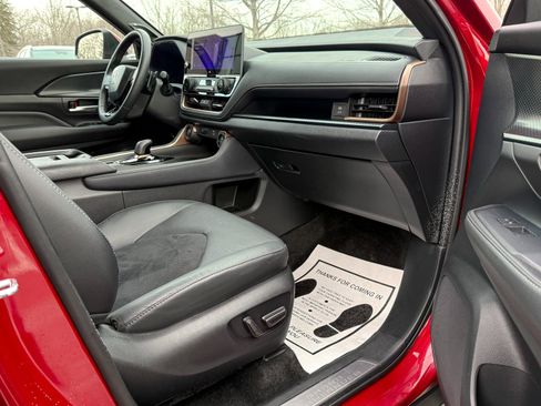 Used 2024 Toyota Grand Highlander AWD Hybrid image 11