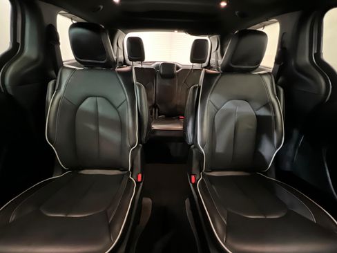 Used 2024 Chrysler Pacifica Premium FWD image 27