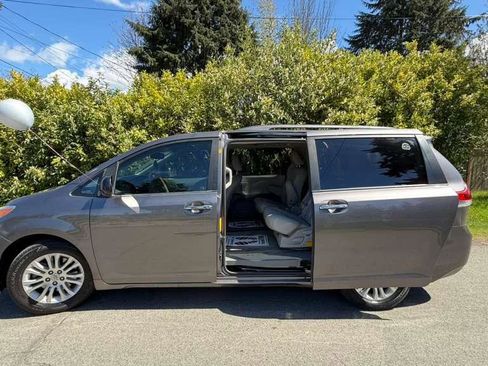 Used 2011 Toyota Sienna XLE w/ Premium Pkg FWD image 8