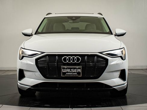 Used 2021 Audi e-tron Premium w/ Convenience Plus Package image 2