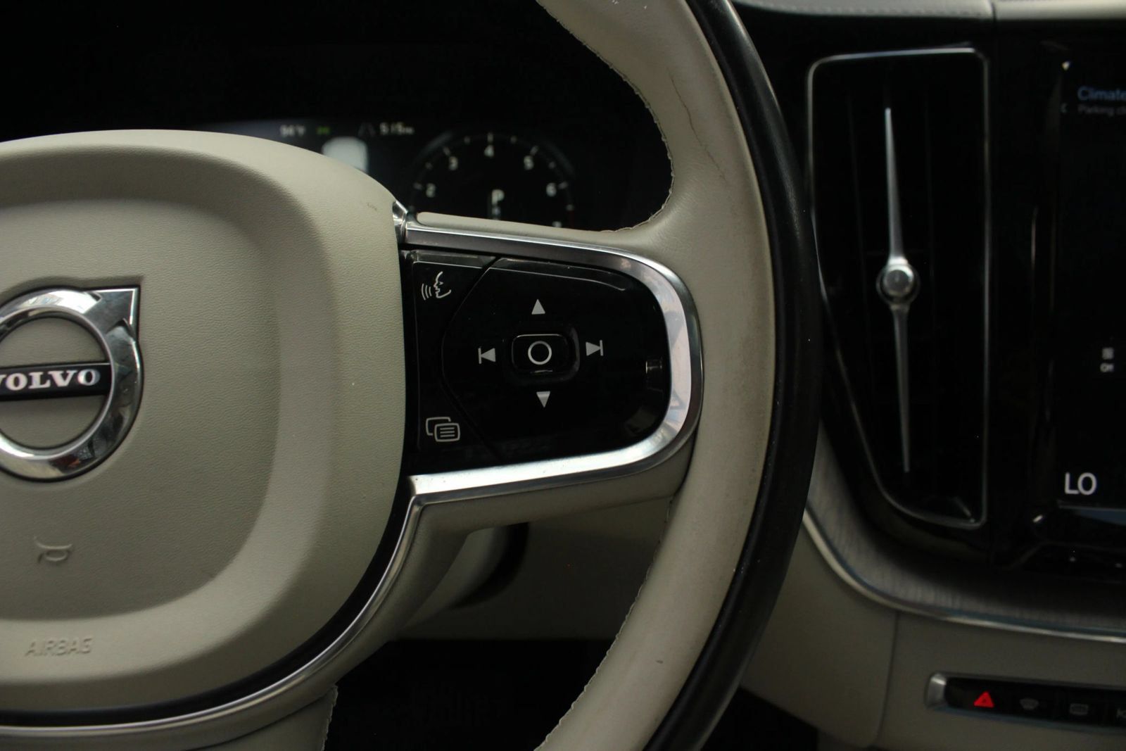Used 2019 Volvo XC60 T5 Inscription w/ Protection Package Premier AWD/4WD image 32