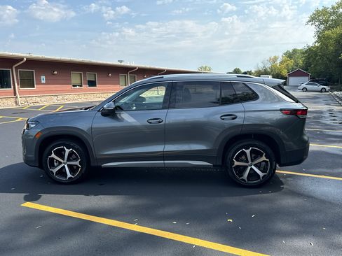 Used 2025 Volkswagen Tiguan SE AWD/4WD image 9