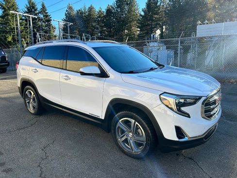 Used 2019 GMC Terrain SLT w/ Infotainment Package II AWD/4WD image 3