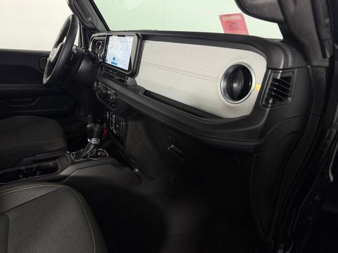Used 2025 Jeep Wrangler Unlimited Sahara AWD/4WD image 31