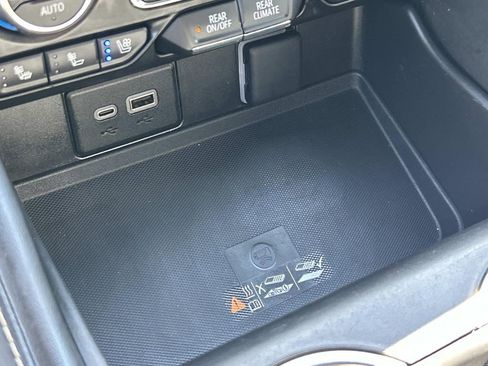 Used 2023 Chevrolet Suburban Premier image 34