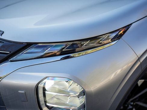 Used 2023 Mitsubishi Outlander SE image 3