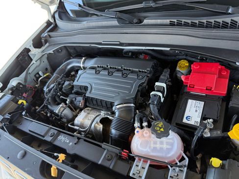 Used 2023 Jeep Renegade Latitude AWD/4WD image 13
