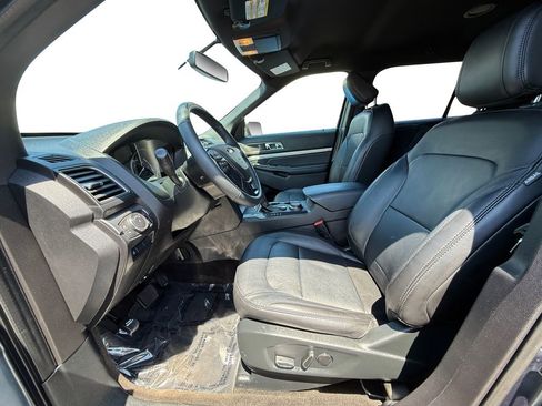 Used 2018 Ford Explorer XLT w/ Equipment Group 202A AWD/4WD image 9