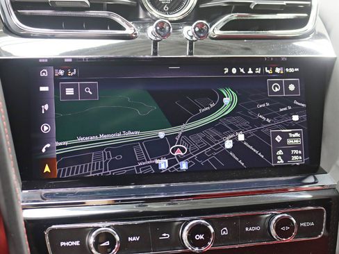 Used 2022 Bentley Bentayga image 21