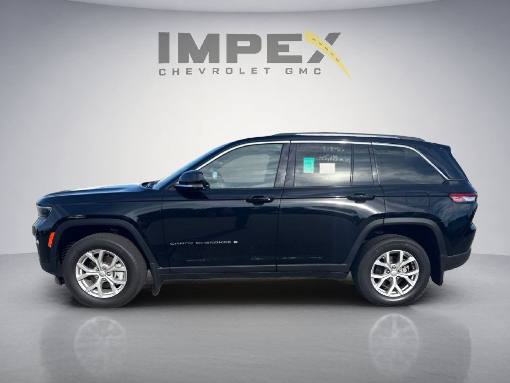 Used 2023 Jeep Grand Cherokee Limited w/ Luxury Tech Group II AWD/4WD image 2