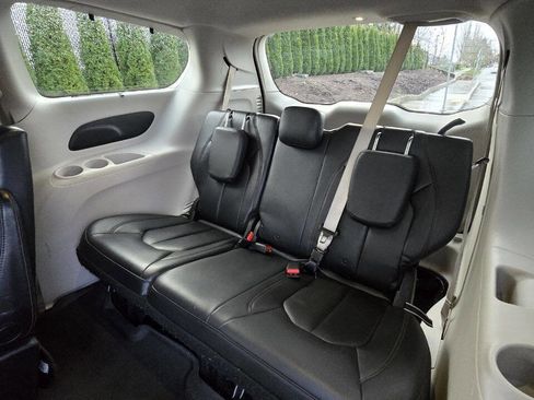 Used 2017 Chrysler Pacifica Touring-L image 10