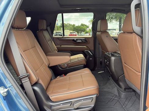 Used 2025 Chevrolet Tahoe High Country AWD/4WD image 17