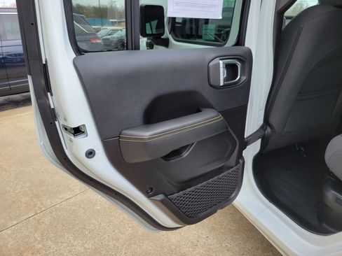Used 2025 Jeep Wrangler Unlimited Sahara w/ Safety Group AWD/4WD image 16