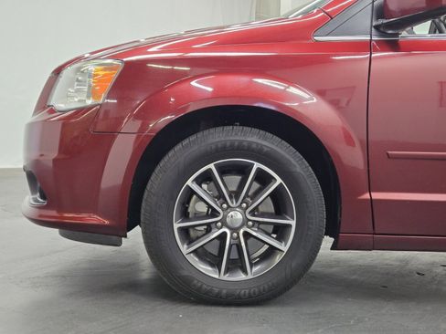 Used 2017 Dodge Grand Caravan SXT w/ Driver Convenience Group image 6