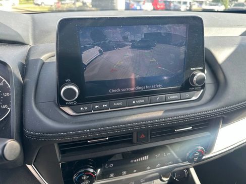 Used 2025 Nissan Rogue SV FWD image 23