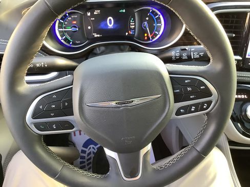 Used 2023 Chrysler Pacifica Limited FWD image 16