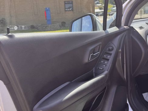 Used 2017 Chevrolet Trax LT w/ LT Convenience Package FWD image 5