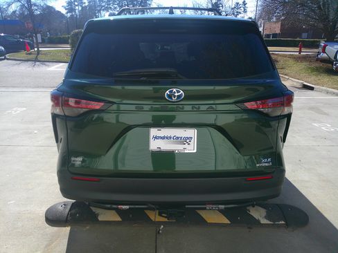 Used 2021 Toyota Sienna XLE image 11