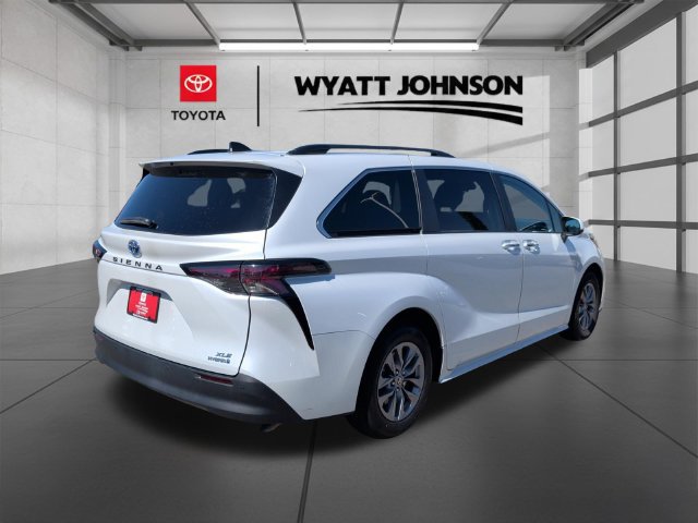 Certified 2024 Toyota Sienna XLE FWD image 7