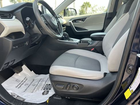 Used 2022 Toyota RAV4 XLE w/ Convenience Package image 16