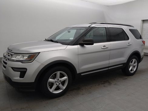 Used 2019 Ford Explorer XLT image 2