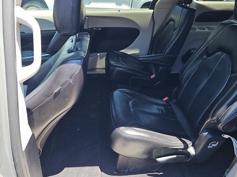 Used 2022 Chrysler Pacifica Touring-L FWD image 23