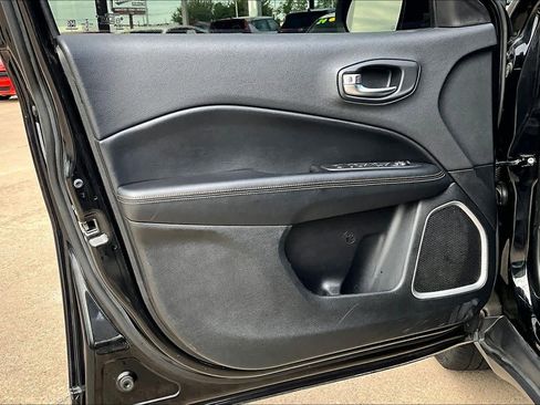 Used 2018 Jeep Compass Latitude FWD image 22