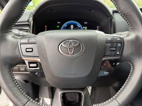 Used 2025 Toyota Camry SE image 22