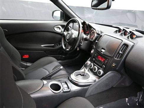 Used 2015 Nissan 370Z Roadster image 14