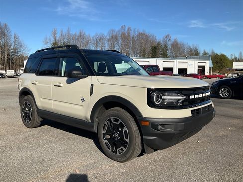 Used 2024 Ford Bronco Sport Outer Banks w/ Tech Package image 3
