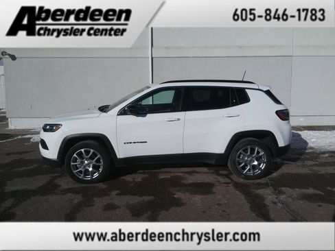 Used 2022 Jeep Compass Latitude image 1