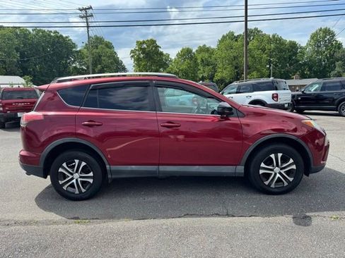 Used 2018 Toyota RAV4 LE FWD image 10
