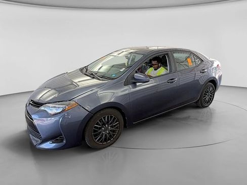 Used 2017 Toyota Corolla LE FWD image 1