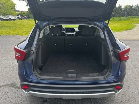 Used 2024 Chevrolet Trax LT w/ Sunroof Package FWD image 17