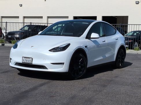 Used 2023 Tesla Model Y Long Range image 1